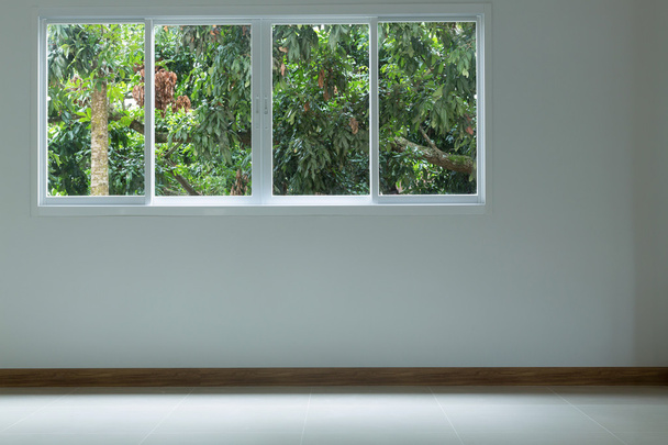 Chambre vide avec fenêtre coulissante en verre
 - Photo, image