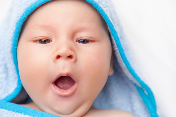 Hermoso recién nacido envuelto en una manta
 - Foto, Imagen