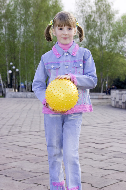 La chica juega con una pelota
 - Foto, imagen