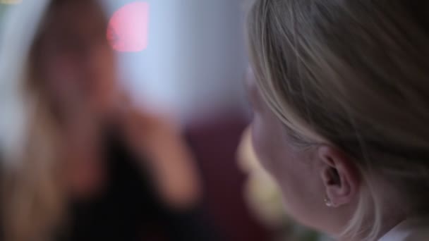 Überschuldungsaufnahme mit geringer Schärfentiefe von zwei Mädchen, die sich in einem Café unterhalten - Filmmaterial, Video