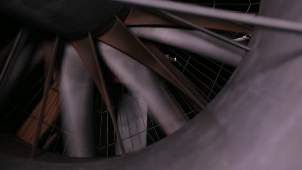Крупним планом на лопаті на гвинті у аеродинамічному тунелі, який запускається і працює
 - Кадри, відео