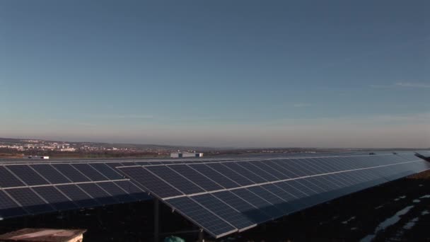 Широкая съемка солнечных панелей в Германии - Кадры, видео