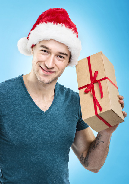 Santa hombre sosteniendo caja de regalo
 - Foto, imagen