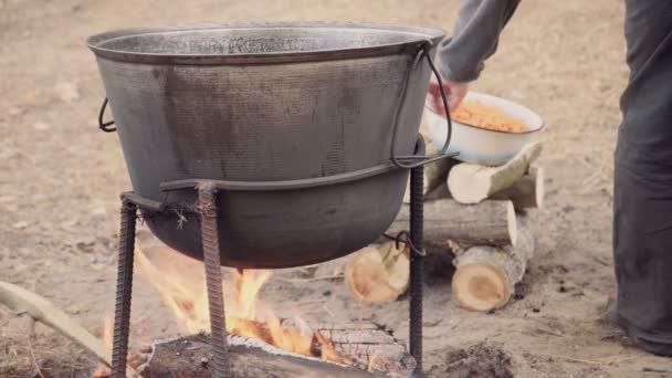 A bárány, a maradék: egy üst főzés leves. - Felvétel, videó
