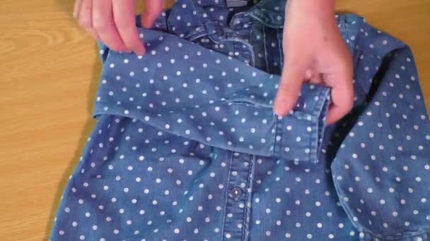 Kinderbekleidung. kleines blaues Langarmshirt  - Filmmaterial, Video