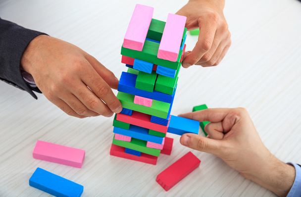 Juegos Empresarios jugando bloques de madera juego
  - Foto, Imagen