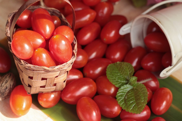 Tomates cerises de poire est un aliment bio sain
 - Photo, image