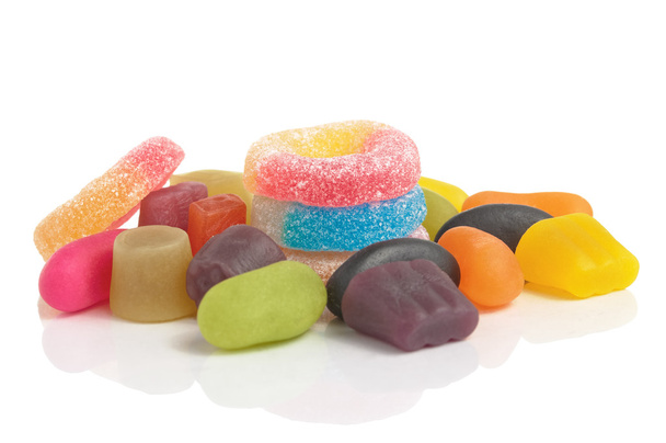 bunte Süßigkeiten auf weißem Hintergrund - Foto, Bild