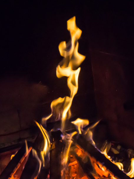 Płonący kominek. ognisko ciepła - Zdjęcie, obraz