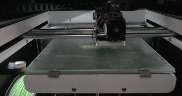 Vista de primer plano del mecanismo de la impresora 3D que hace objeto de plástico blanco
 - Metraje, vídeo