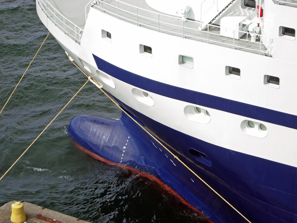 Arc bulbeux bleu d'un navire
 - Photo, image