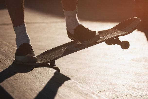 voeten op een skateboard. - Foto, afbeelding