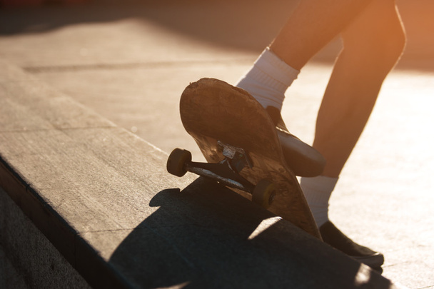 Πόδια και skateboard. - Φωτογραφία, εικόνα
