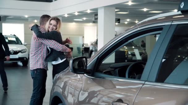 Człowiek, zaskakujące kobieta z nowych samochodów w Show Room - Materiał filmowy, wideo