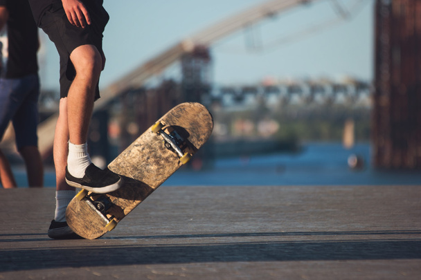 Τα πόδια του ατόμου με skateboard. - Φωτογραφία, εικόνα