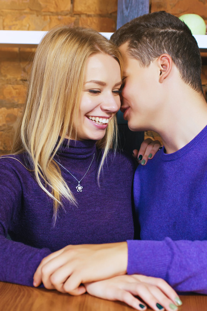 Νεαρό ζευγάρι στην αγάπη αγκάλιασμα χαμογελώντας και πιέζεται - Φωτογραφία, εικόνα
