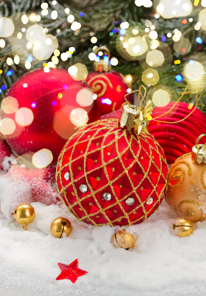 red christmas ball under evergreen tree - Foto, imagen
