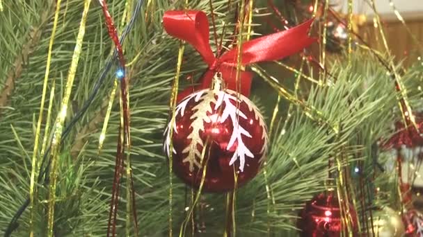 赤い玉のクリスマスツリー - 映像、動画