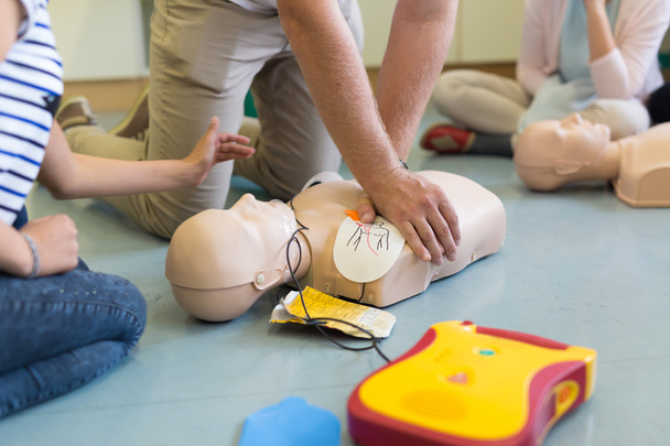 Курс реанімації першої допомоги з використанням AED
. - Фото, зображення