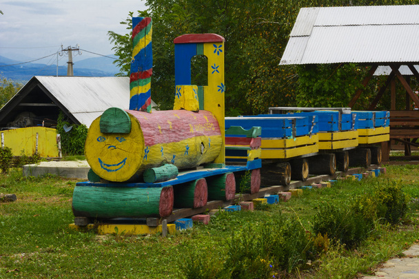 Parque infantil no centro da cidade no oeste da Ucrânia
 - Foto, Imagem