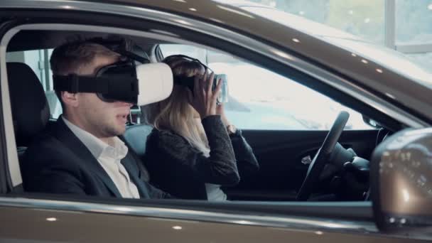 Mujer joven que va a una prueba de conducción en un coche nuevo usando VR
 - Imágenes, Vídeo
