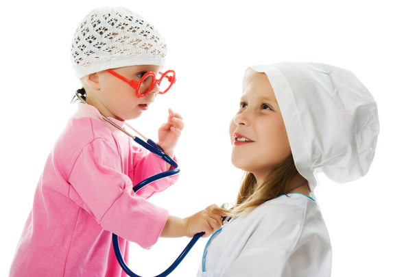 Fröhliche Kinder spielen als Arzt und Patient - Foto, Bild