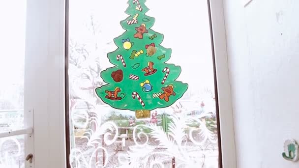 Festlicher Weihnachtsbaum auf der Fensterscheibe - Filmmaterial, Video