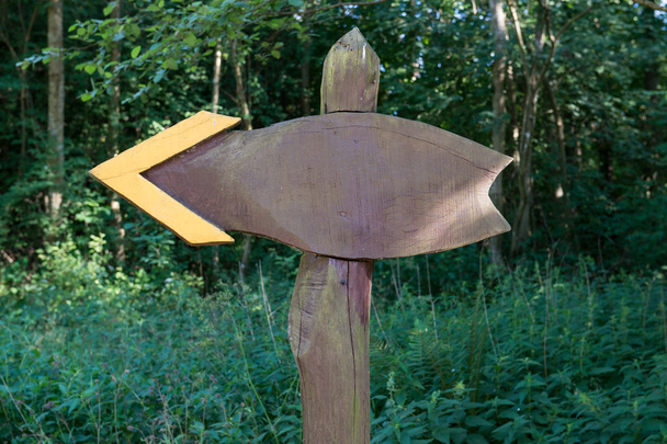 seta de madeira apontando para a esquerda
 - Foto, Imagem