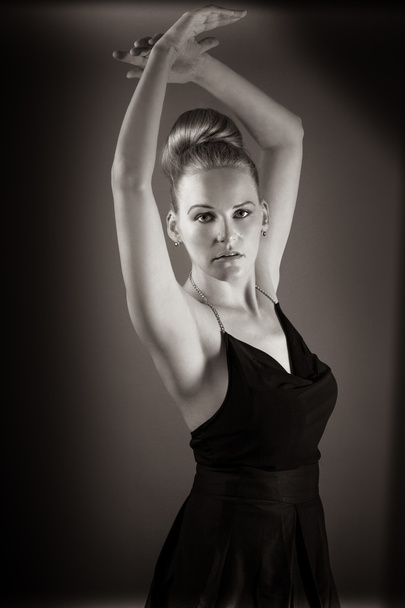 weibliches Modell beim Ballettposieren - Foto, Bild