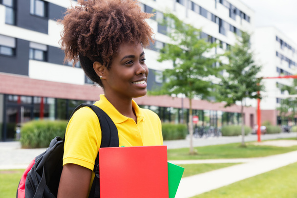 African american female student walking outdoor on campus - Zdjęcie, obraz