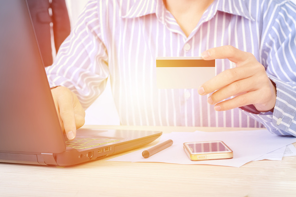 Hitelkártyát tartó kezek, laptoppal. Online vásárlás - Fotó, kép