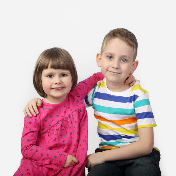 Хлопчик і дівчинка на сірому
 - Фото, зображення