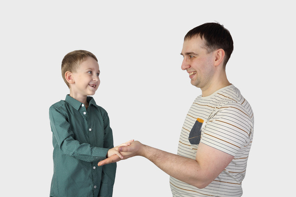 Vater und Junge in grau - Foto, Bild