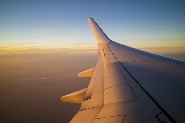 Крило літака на заході сонця
 - Фото, зображення