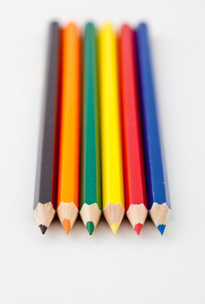 Crayons de couleur dans une rangée
 - Photo, image
