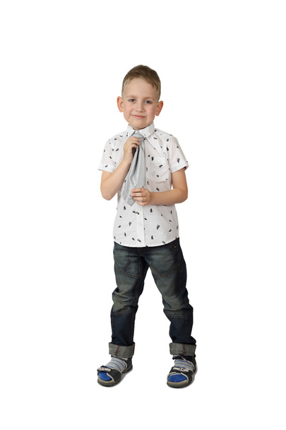 Schattige kleine jongen past stropdas - Foto, afbeelding