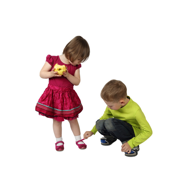 Старший мальчик привязывает обувь к младшей сестринской ноге
 - Фото, изображение