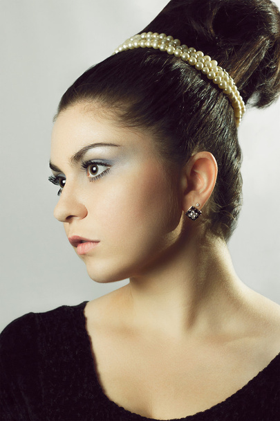 Portré, fiatal elegáns nő felett szürke háttér - Fotó, kép