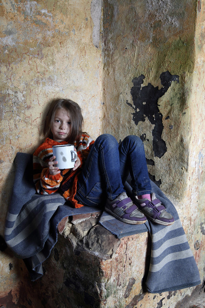 Pequeño huérfano en sótano
 - Foto, Imagen
