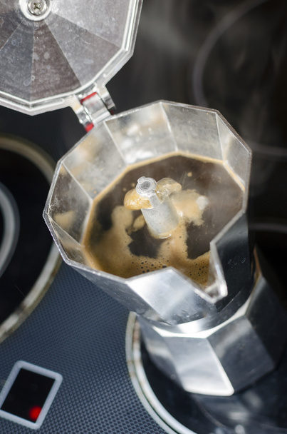 Italialainen geysirityyppinen kahvinkeitin
 - Valokuva, kuva