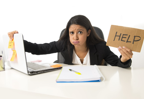 jeune femme d'affaires latine désespérée occupée tenant signe d'aide assis au bureau dans le stress inquiet
 - Photo, image