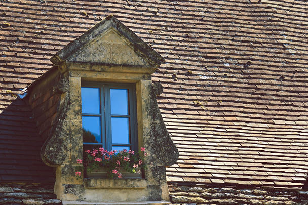 der Blick von oben auf Steindach und Dachfenster  - Foto, Bild