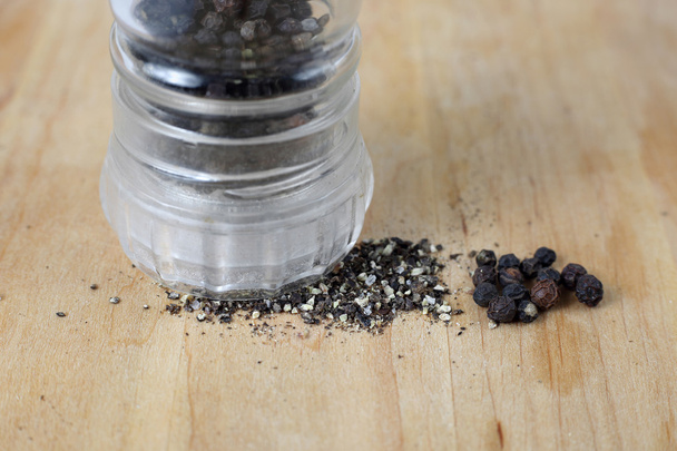 Black peppercorns and pepper from the mill - 写真・画像