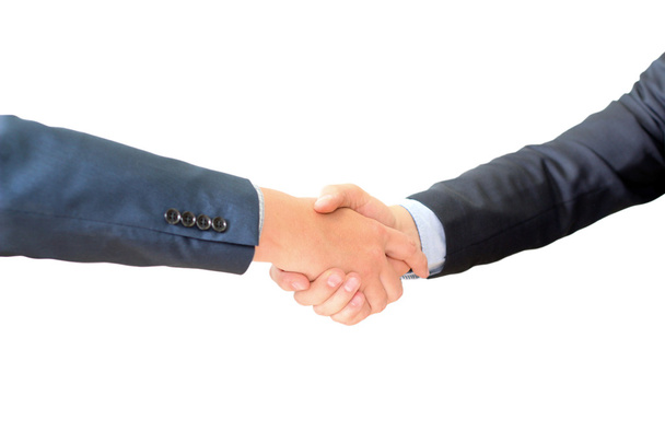 Imagem de perto de um aperto de mão firme entre dois colegas após a assinatura de um contrato
 - Foto, Imagem