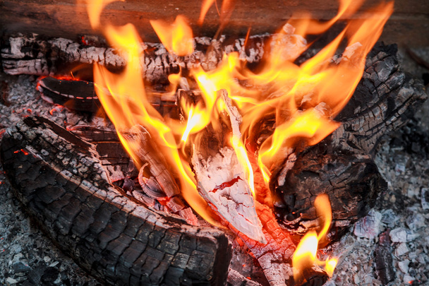 brasas quentes no fogo - Foto, Imagem