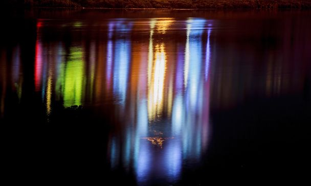 Renkli aydınlatma yansıma su - Fotoğraf, Görsel