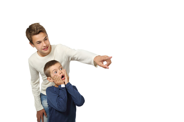 Хлопчик показує, щось дивне для його маленький брат - Фото, зображення