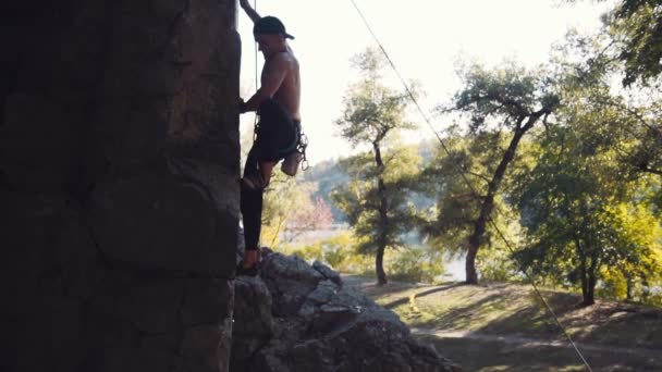 Silné topless horolezec štěpí - Záběry, video