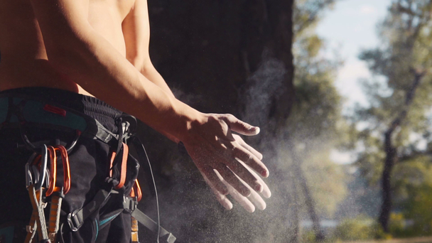 Топлесс альпинист с карабинерами, макающими руки в мел
 - Кадры, видео