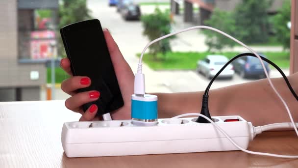 ženská ruka plug nabíječka kabel prodlužovací zásuvku a podržte telefon - Záběry, video